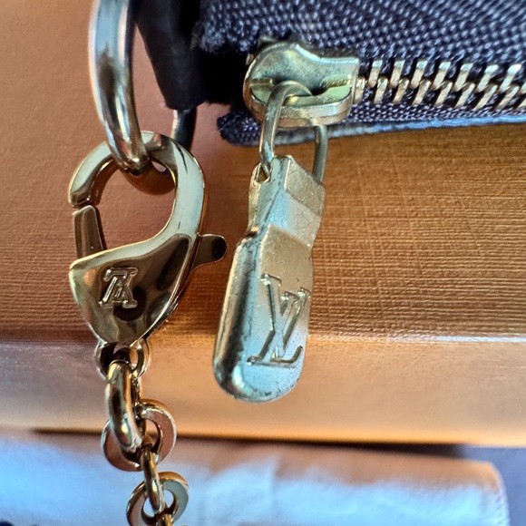 Louis Vuitton Pouchette with new LV gold Crossbody chain - Picture 4 of 15